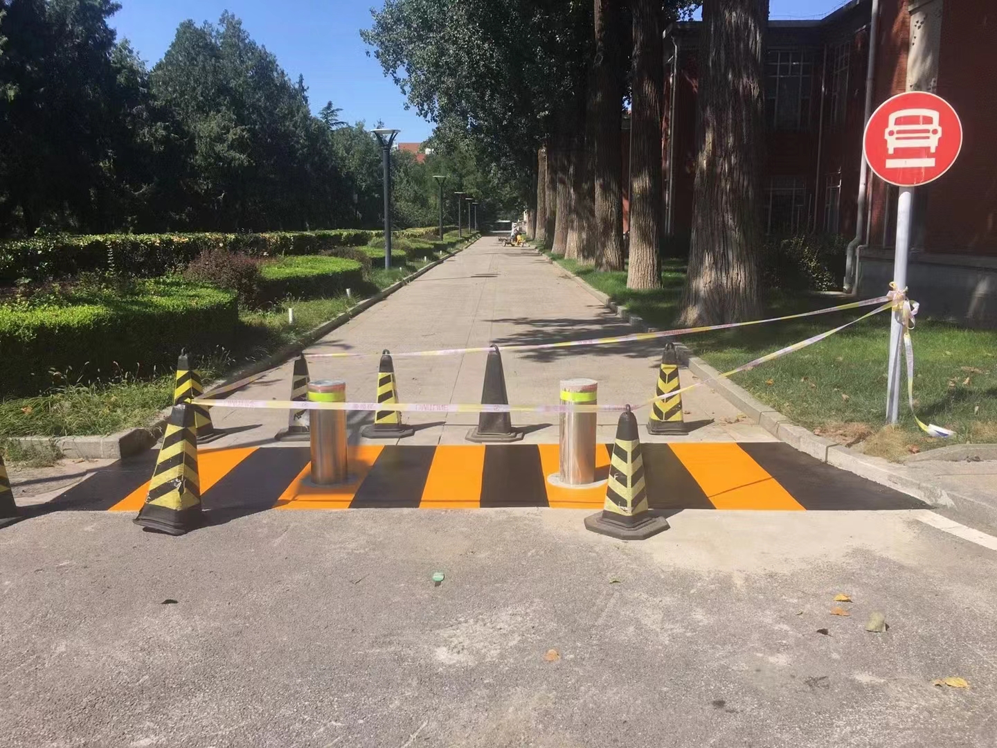 安全升级海淀重点区域加装智能升降柱，筑牢校园医院“防撞防线”
