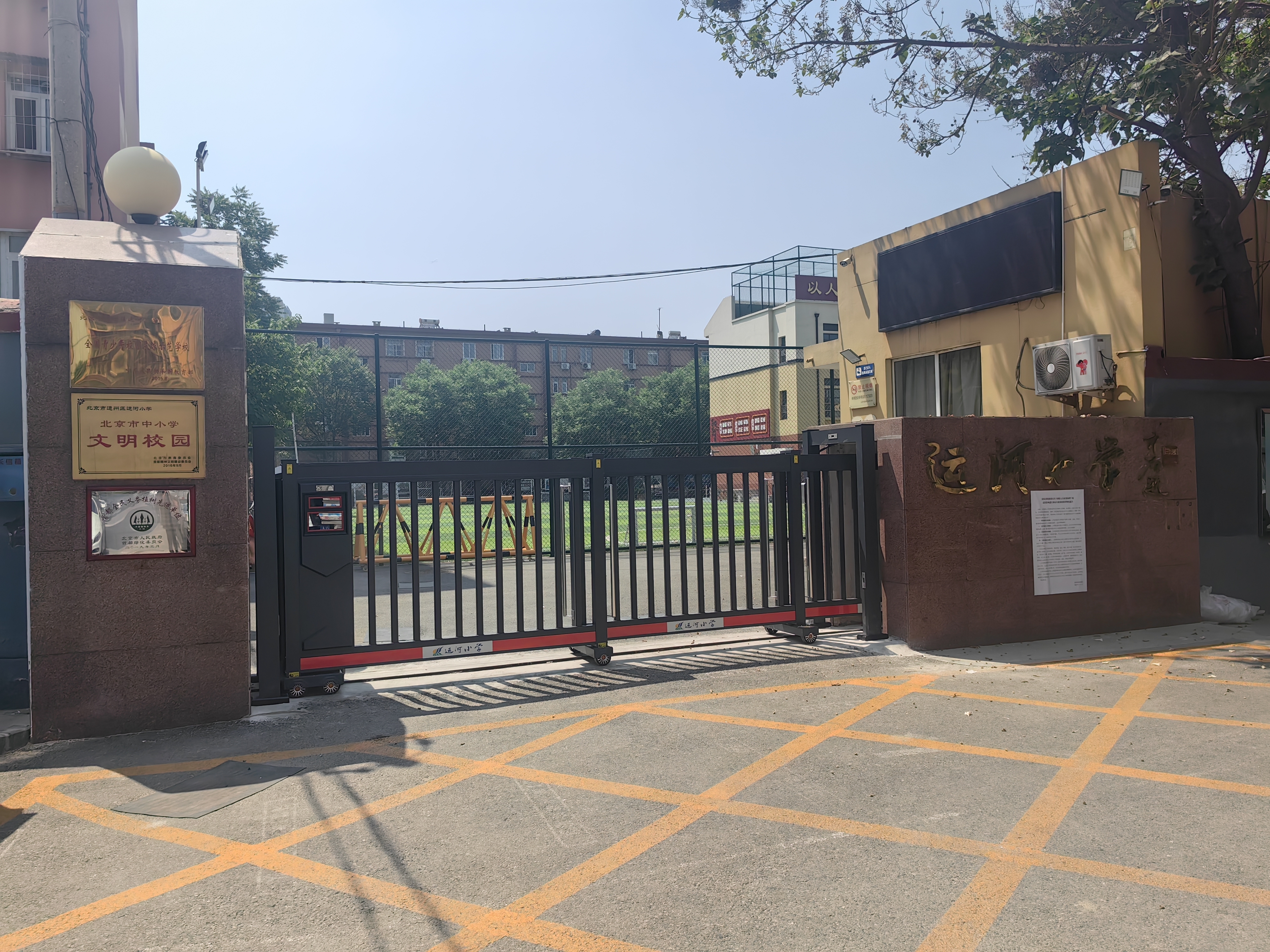 运河小学分段门.jpg