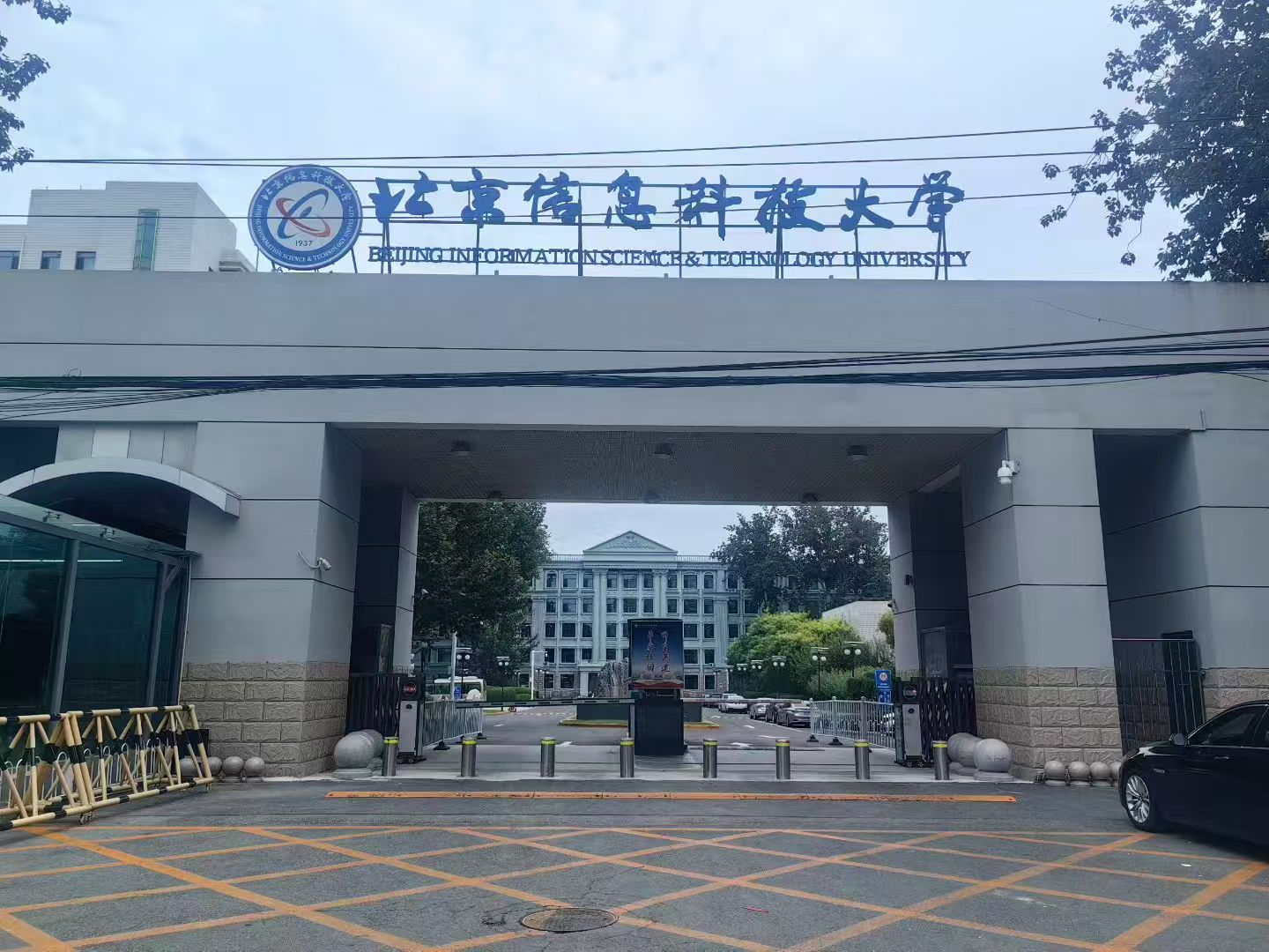 客户案例某机关大院智能升降柱改造案例