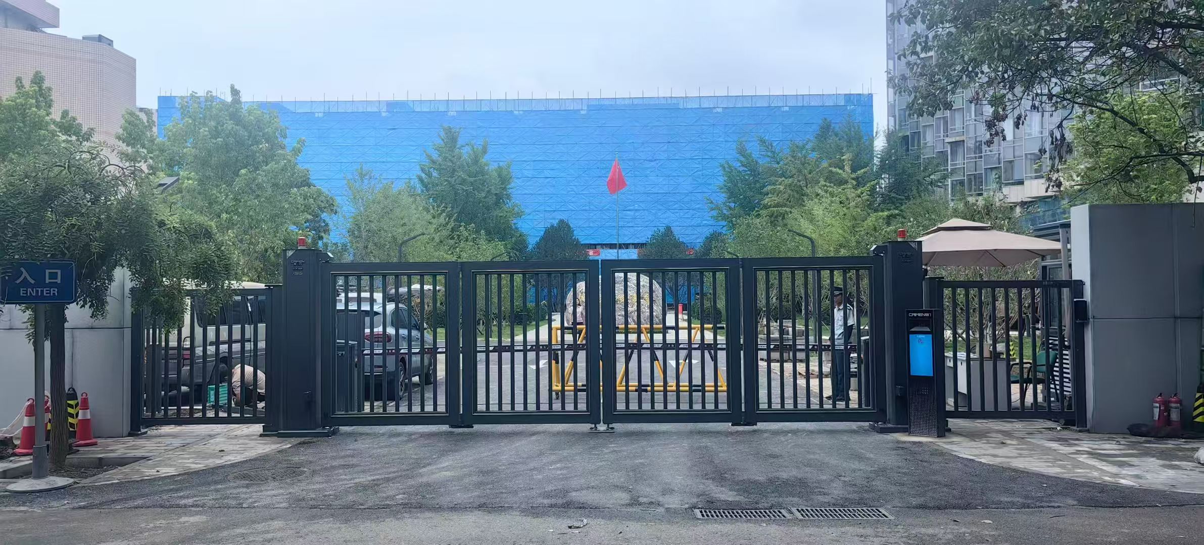 北京门头房、商铺大门选电动伸缩门还是分段门?临街场景专属方案